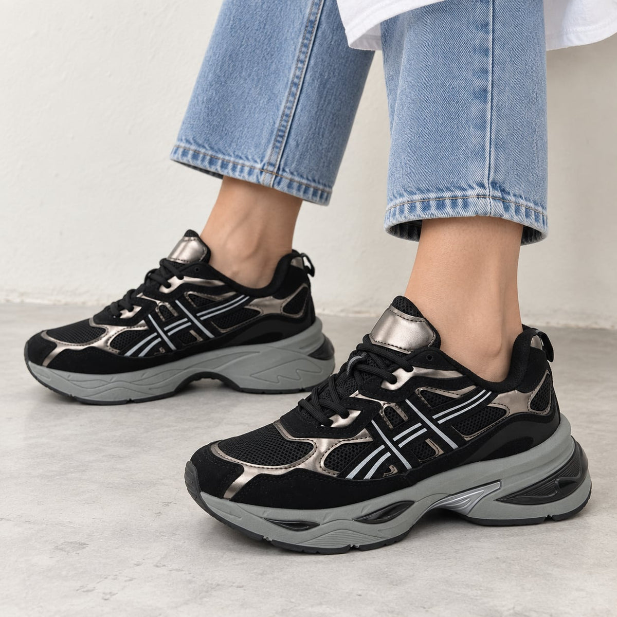 Zapatilla Metal Runner color Negro - puesta