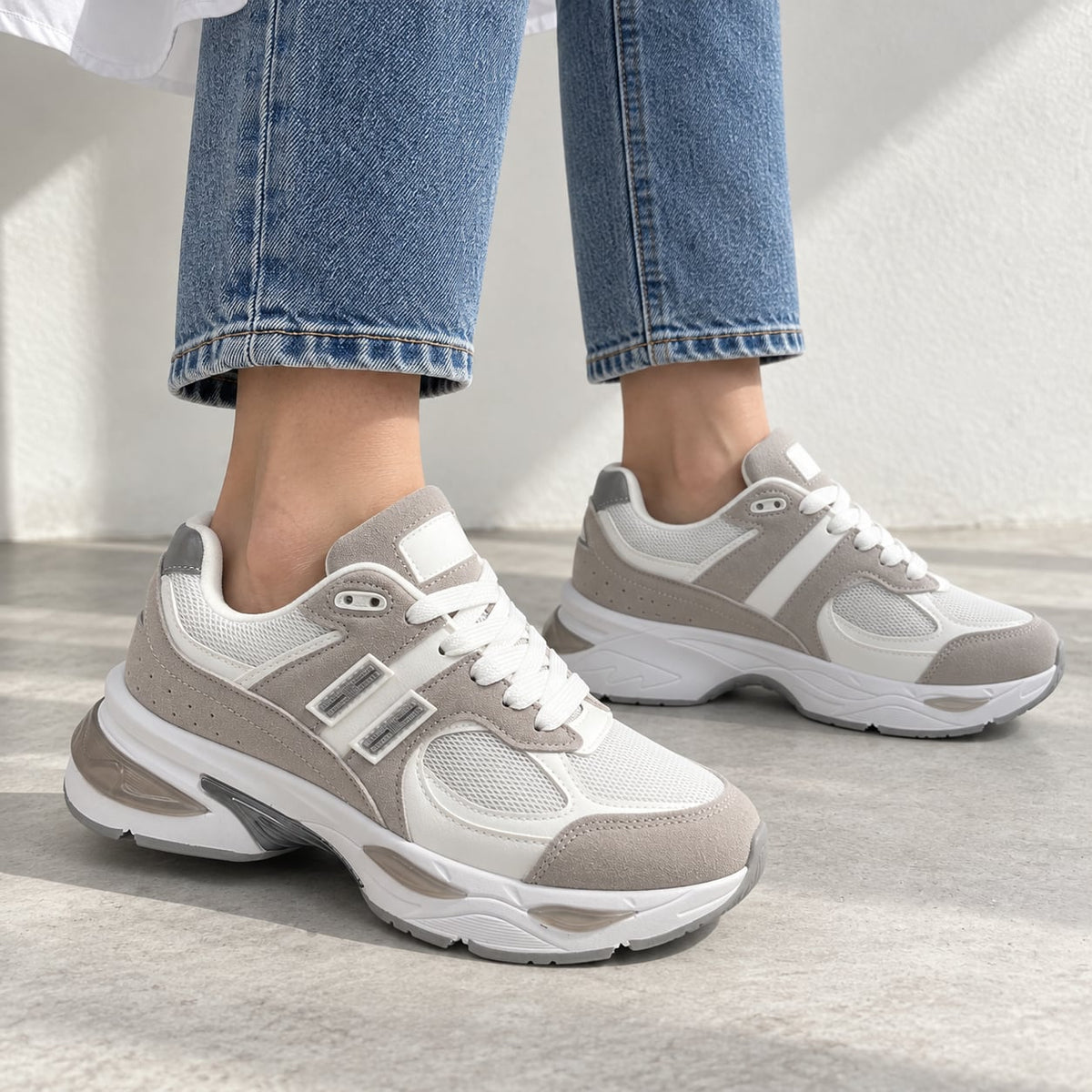 Zapatilla Urban Sport color Gris - puesta