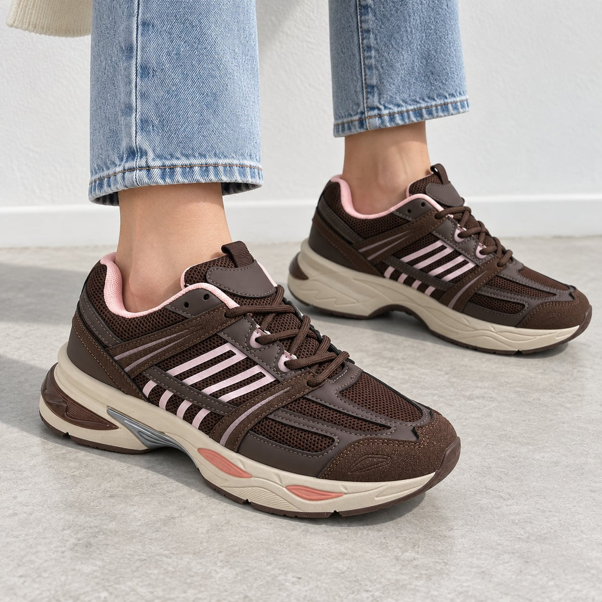 Zapatilla Retro Runner color Café - puesta