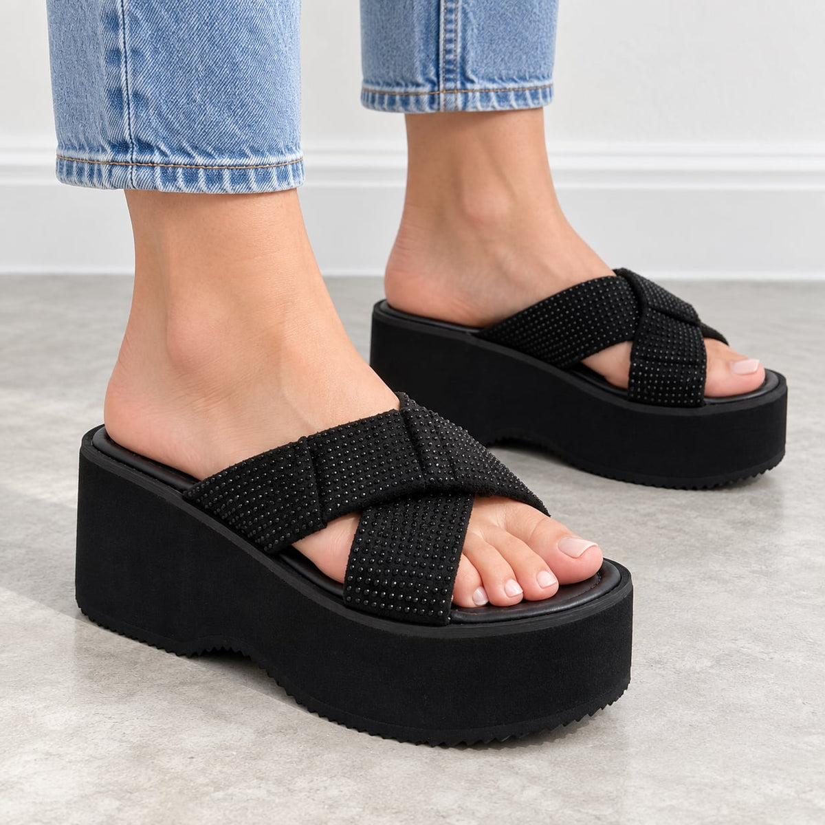 Sandalia Plataforma Cruzada Noir color Negro - puesta