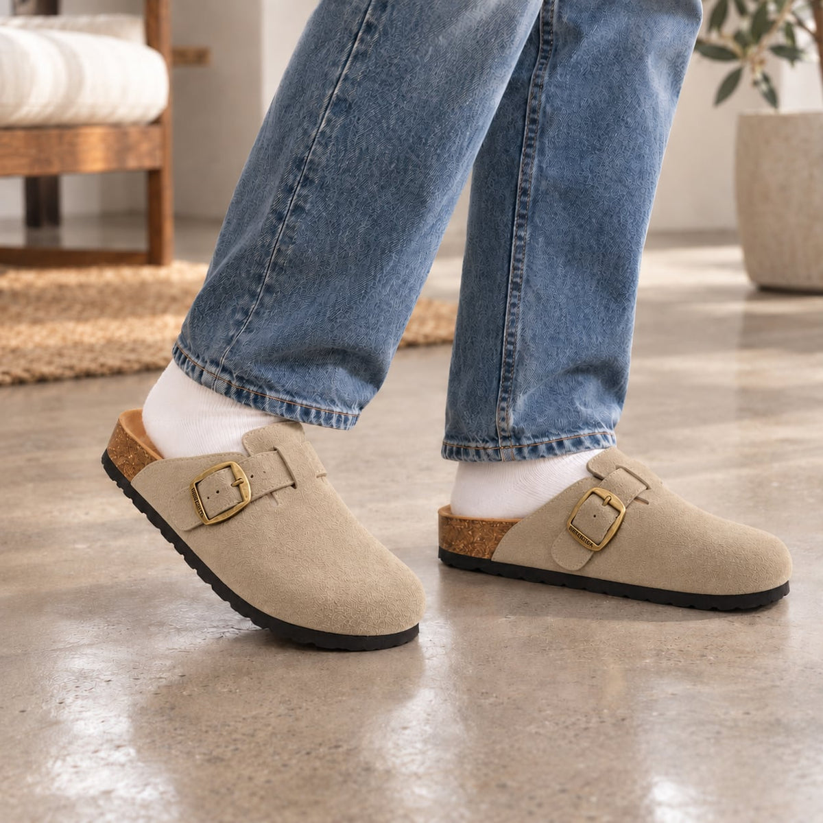 Zueco Corcho Hebilla Dorada color Beige - puesta caminando