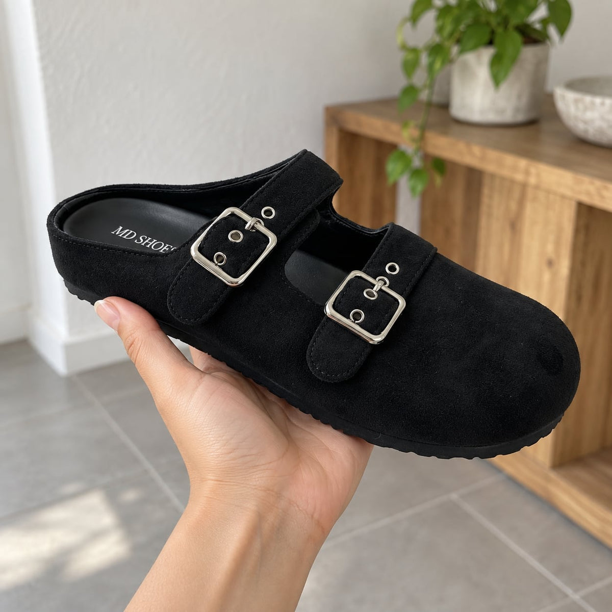 Zueco Mule Doble Hebilla color Negro - en la mano