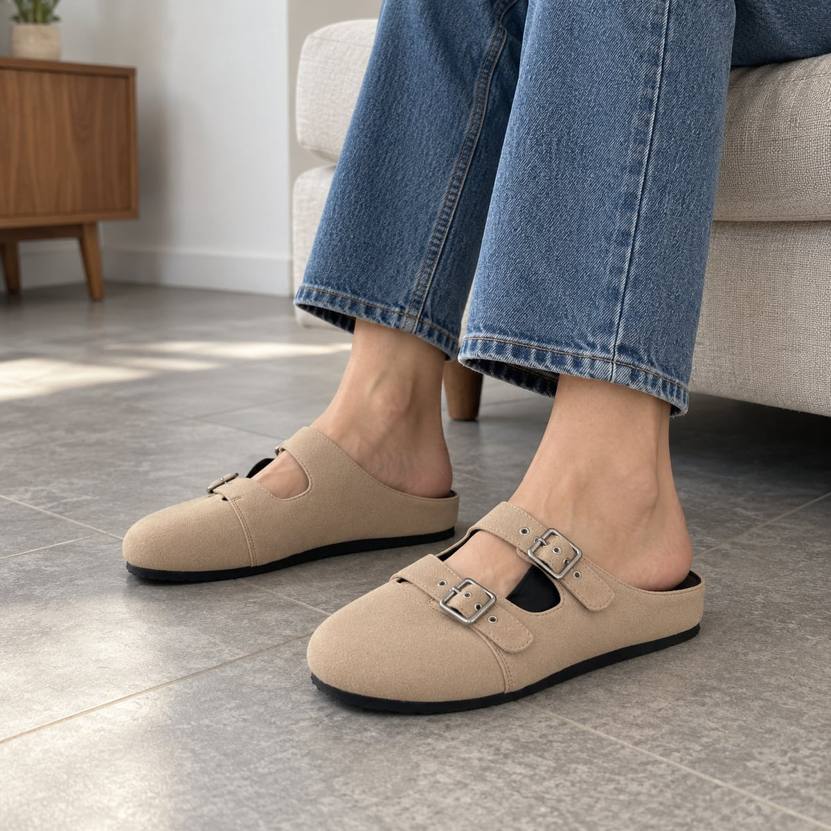 Zueco Mule Doble Hebilla color Beige - puesta