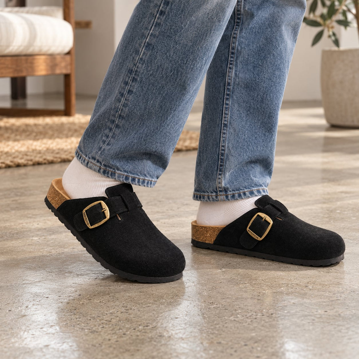 Zueco Corcho Hebilla Dorada color Negro - puesta caminando