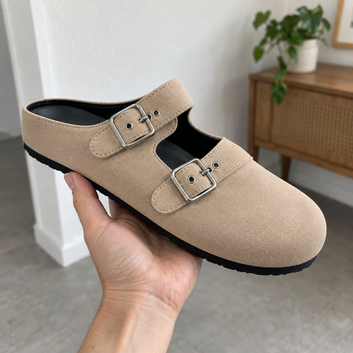 Zueco Mule Doble Hebilla color Beige - en la mano