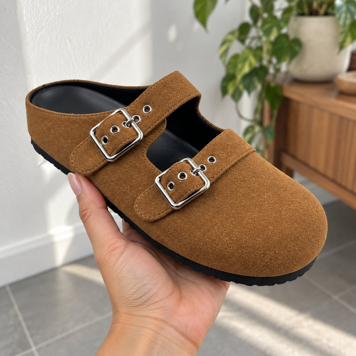 Zueco Mule Doble Hebilla color Camel - en la mano