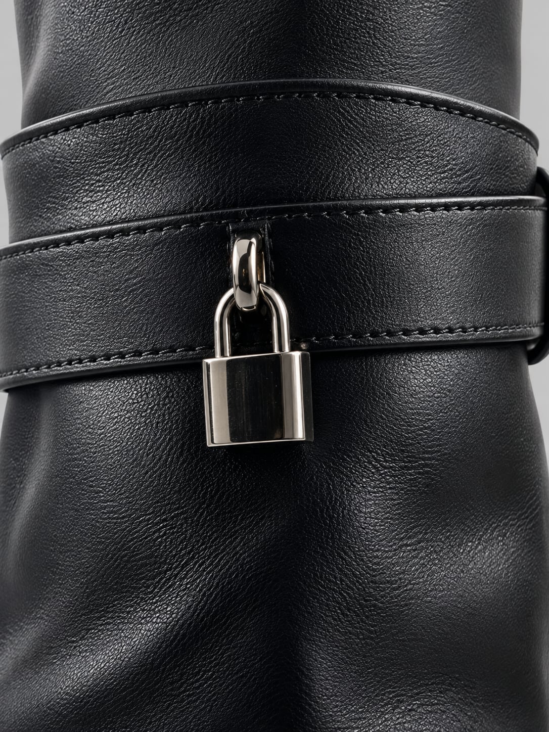 Bota Candado Caña Media color Negro - detalle del candado