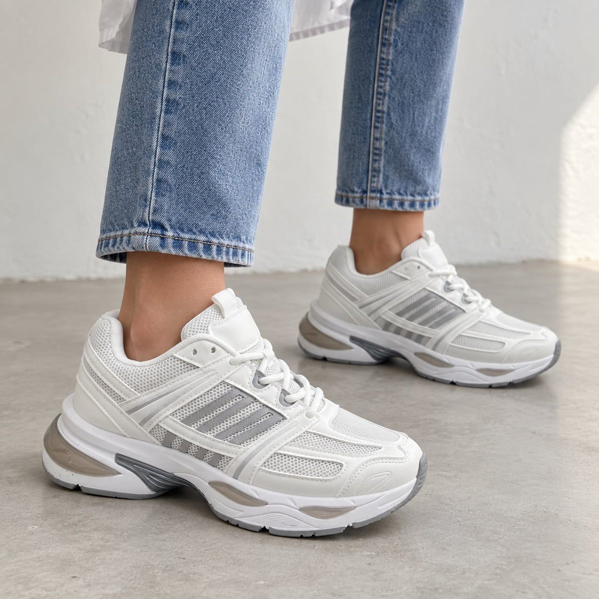 Zapatilla Retro Runner color Blanco - puesta