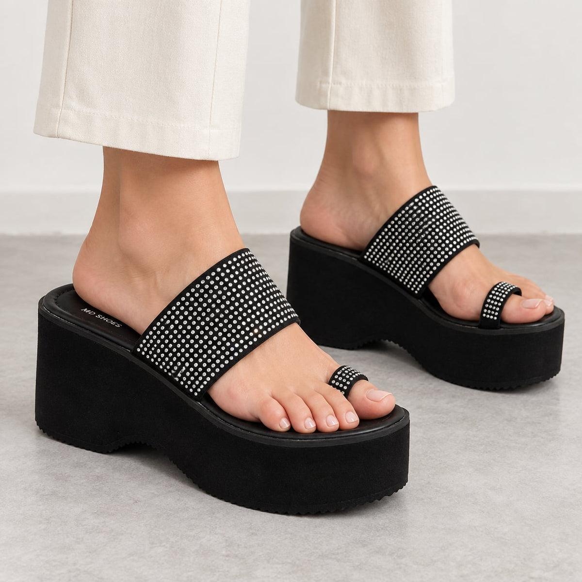 Sandalia Plataforma Anillo Glam color Negro - puesta