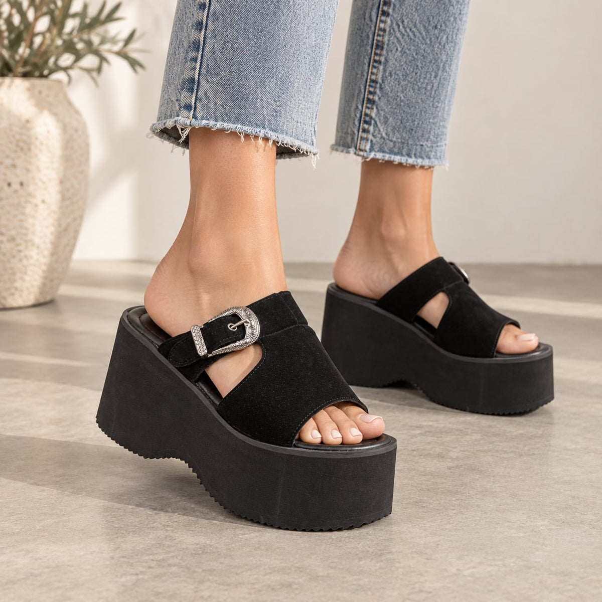 Sandalia Plataforma Hebilla Western color Negro - puesta