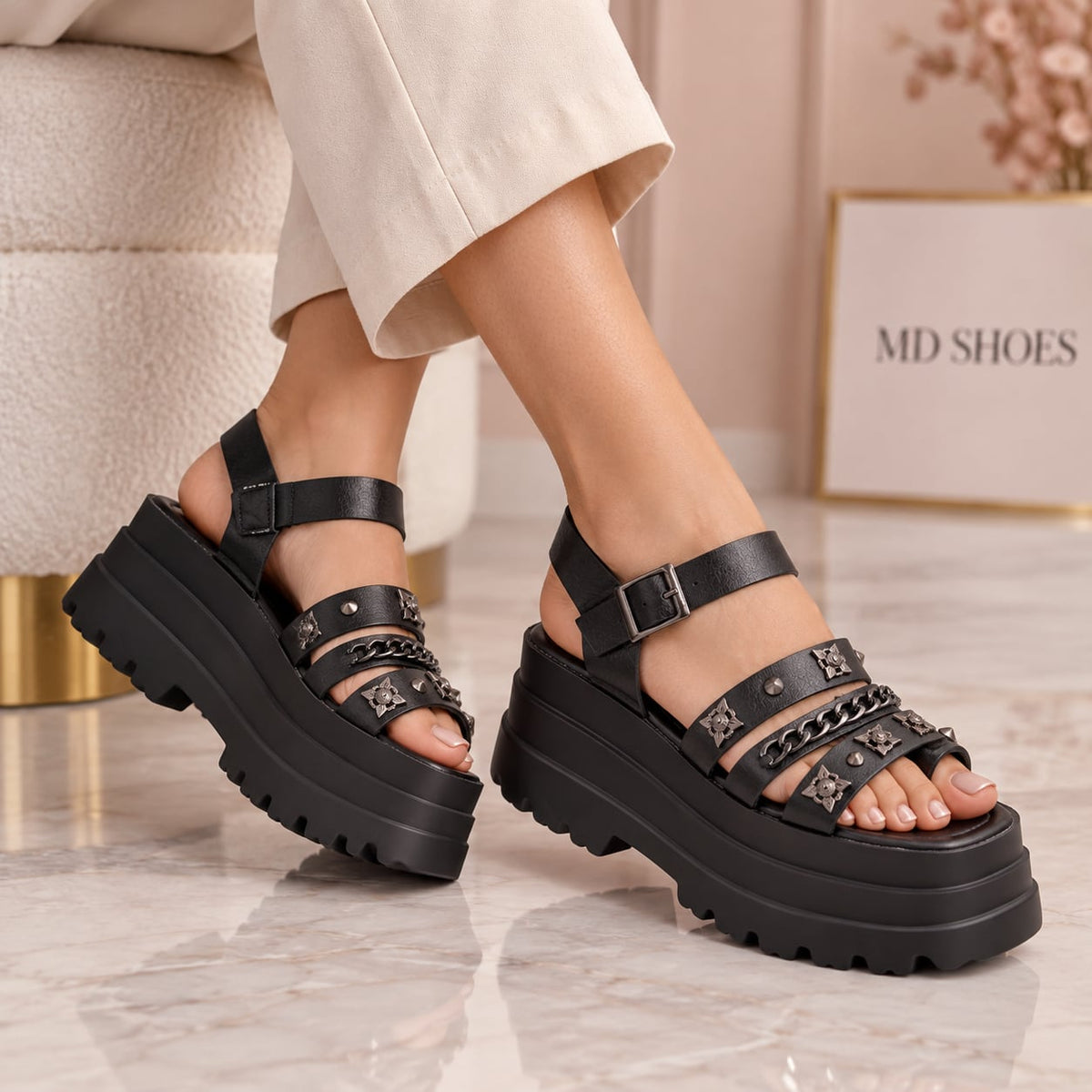 Sandalia Track Cadena y Tachas color Negro - puesta