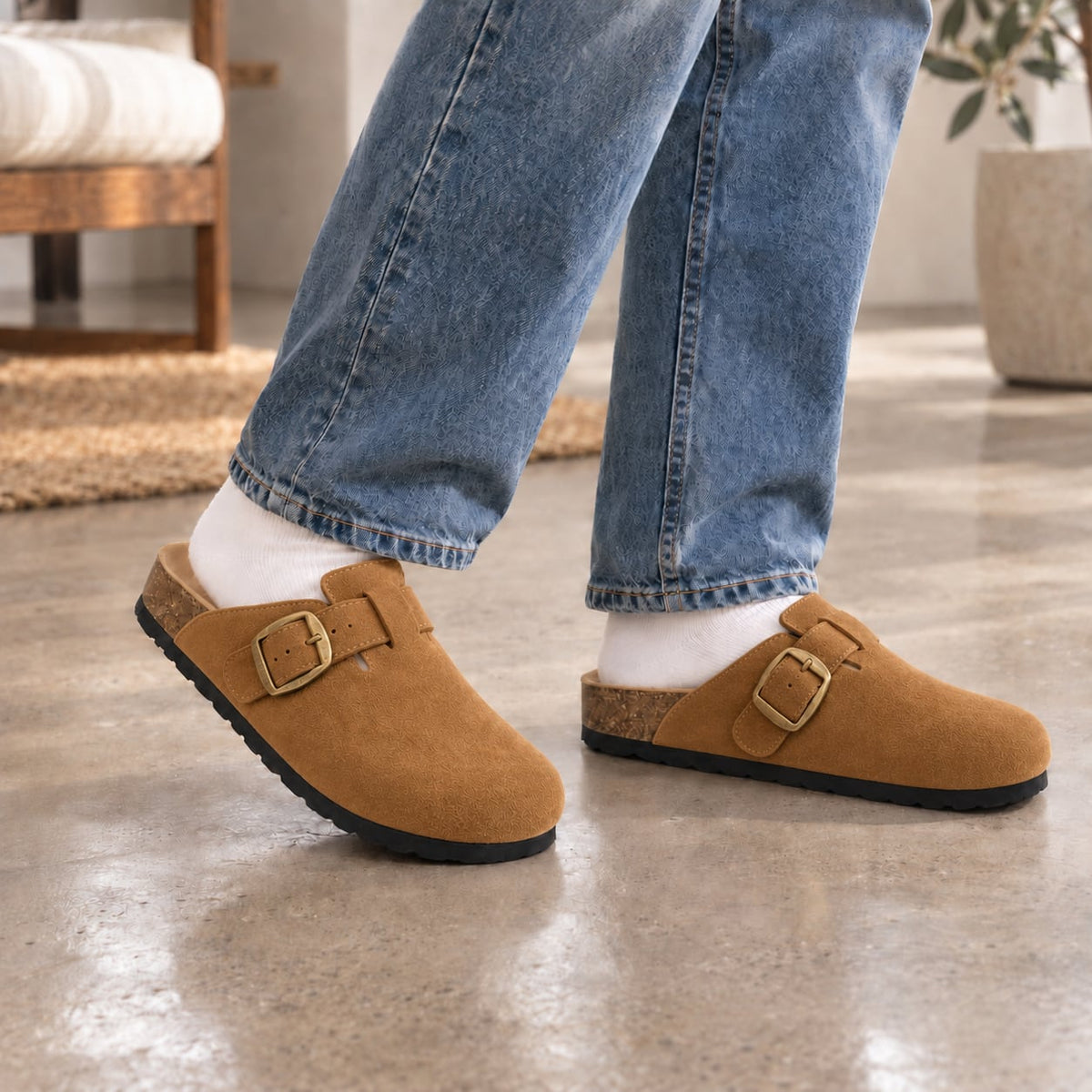 Zueco Corcho Hebilla Dorada color Camel - puesta caminando