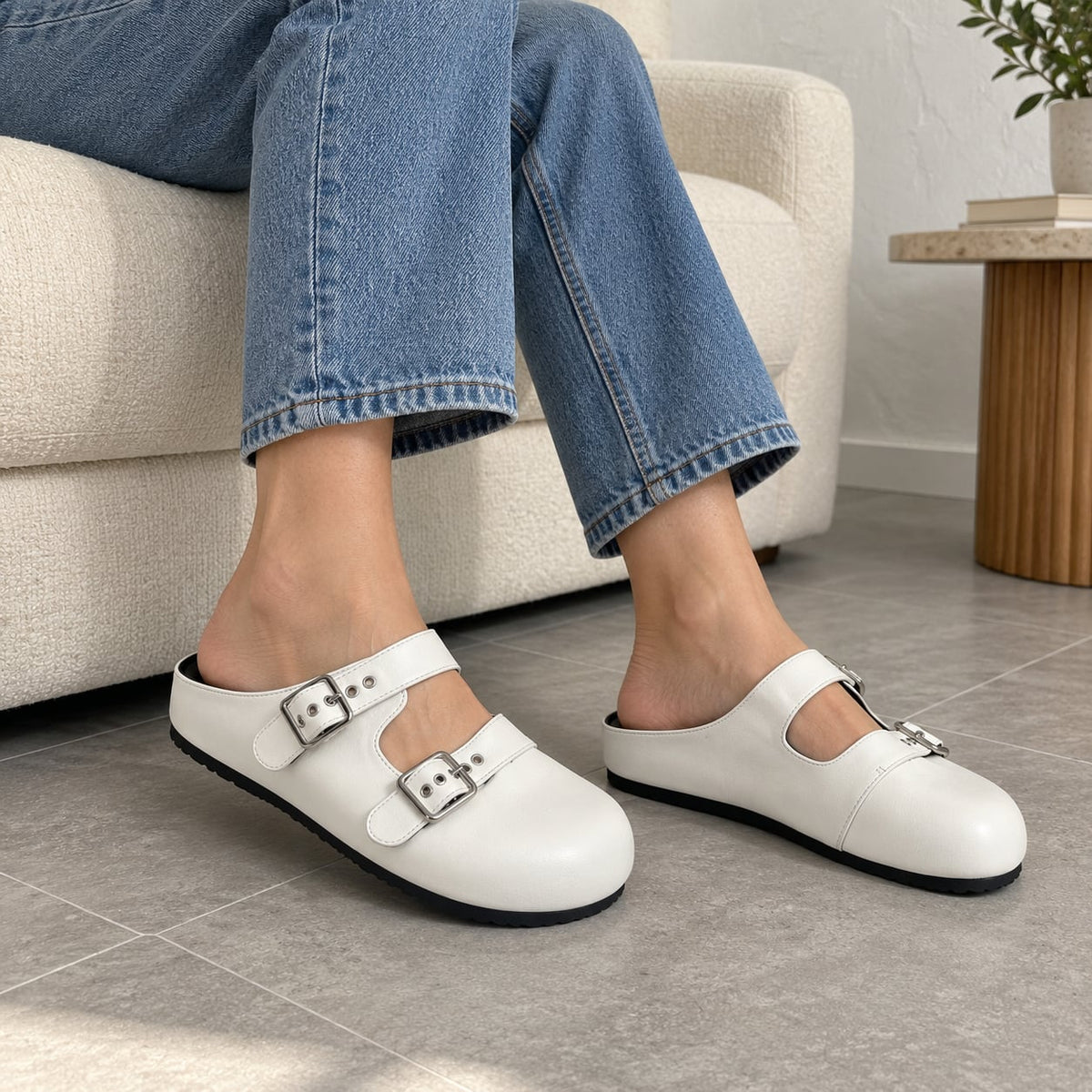Zueco Mule Doble Hebilla color Blanco - puesta