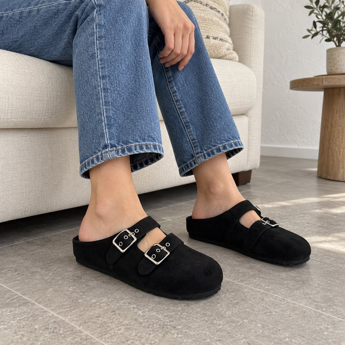 Zueco Mule Doble Hebilla color Negro - puesta