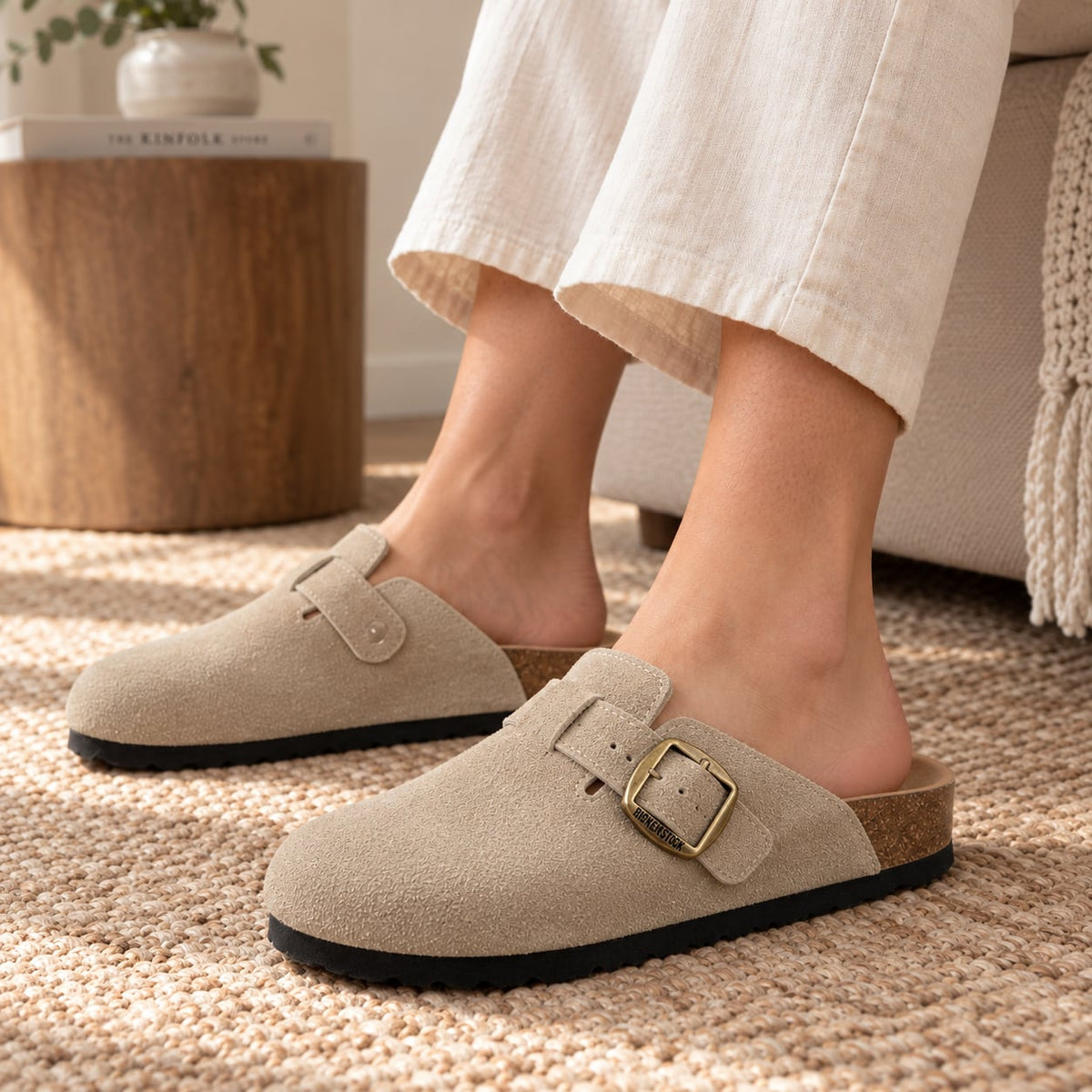 Zueco Corcho Hebilla Dorada color Beige - puesta