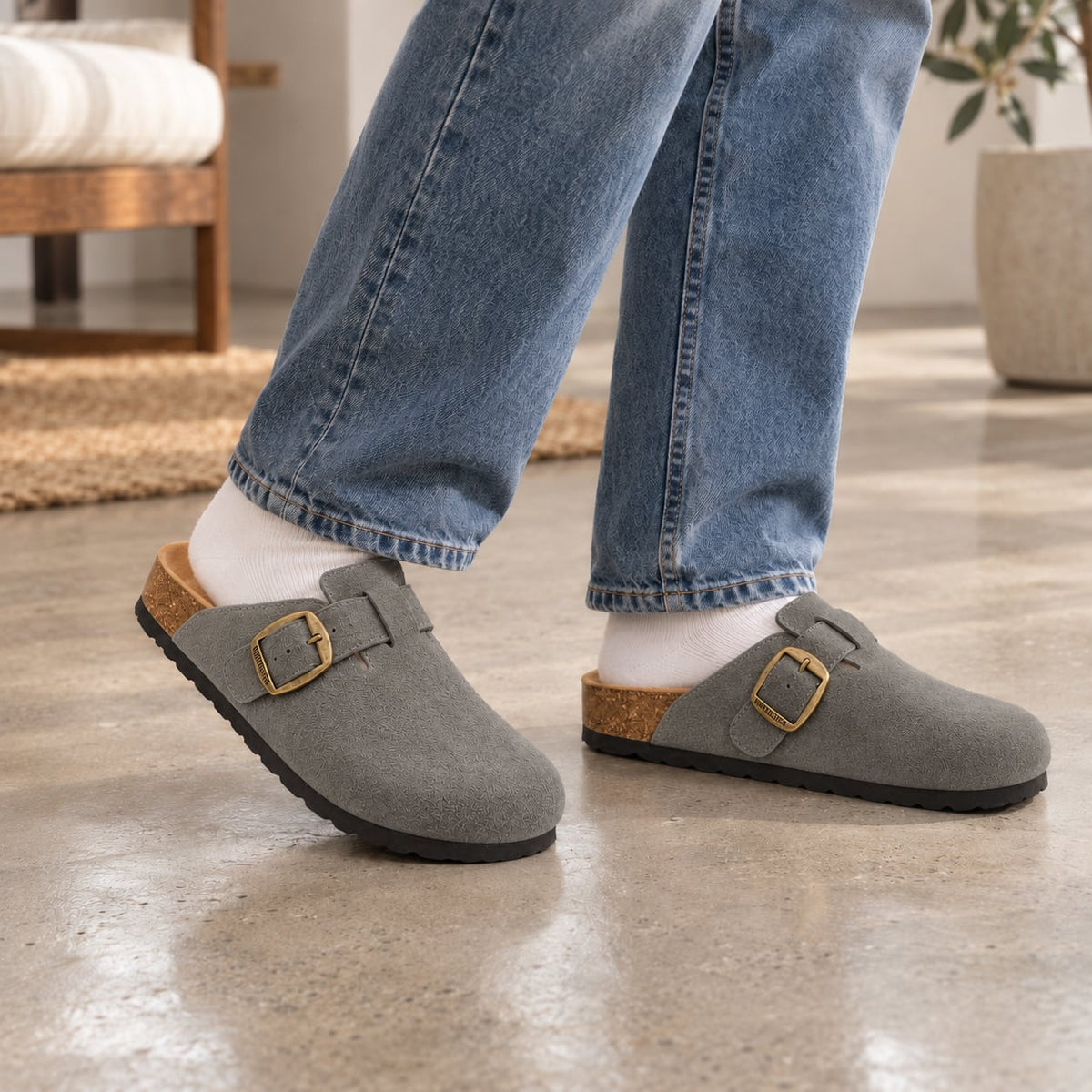 Zueco Corcho Hebilla Dorada color Gris - puesta caminando