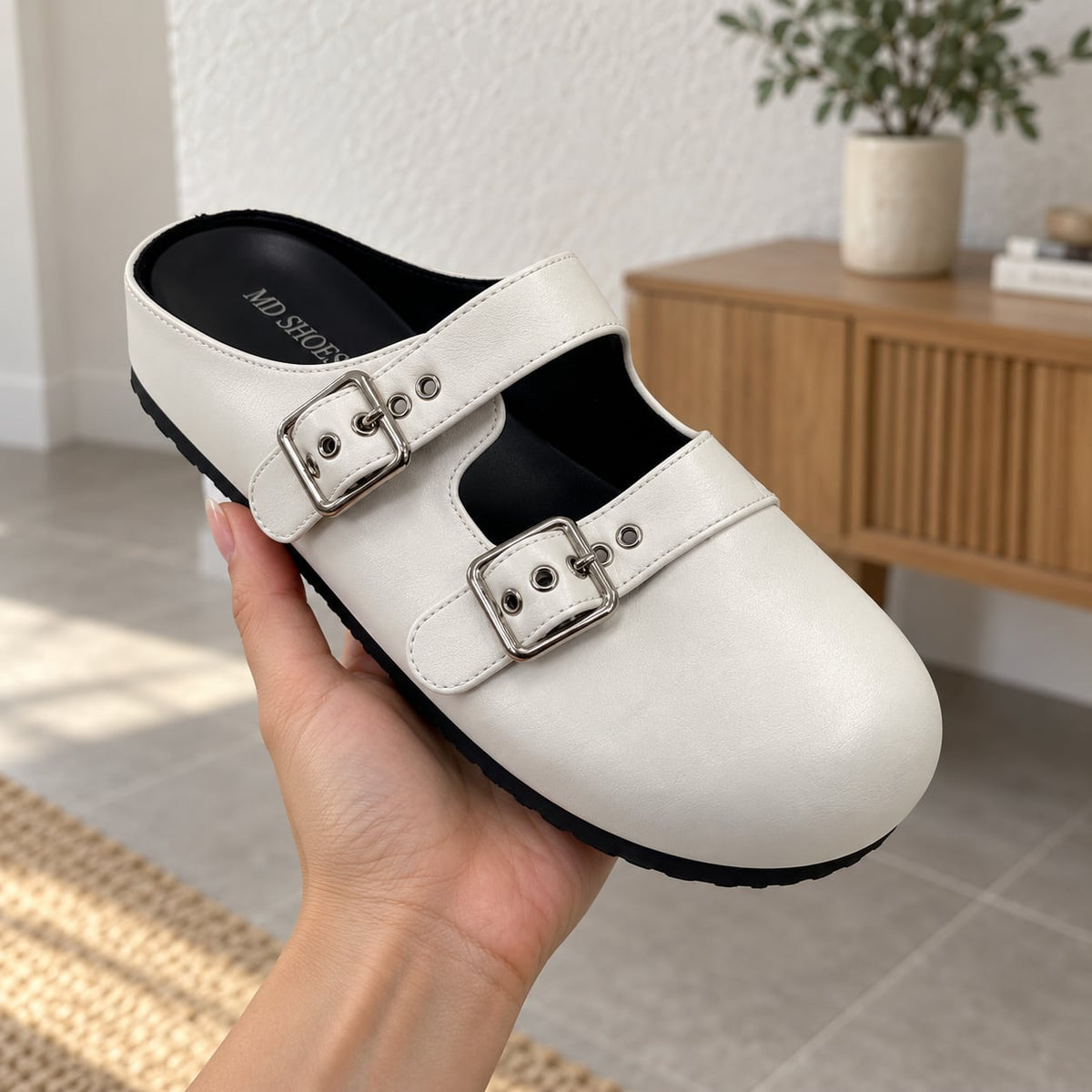 Zueco Mule Doble Hebilla color Blanco - en la mano